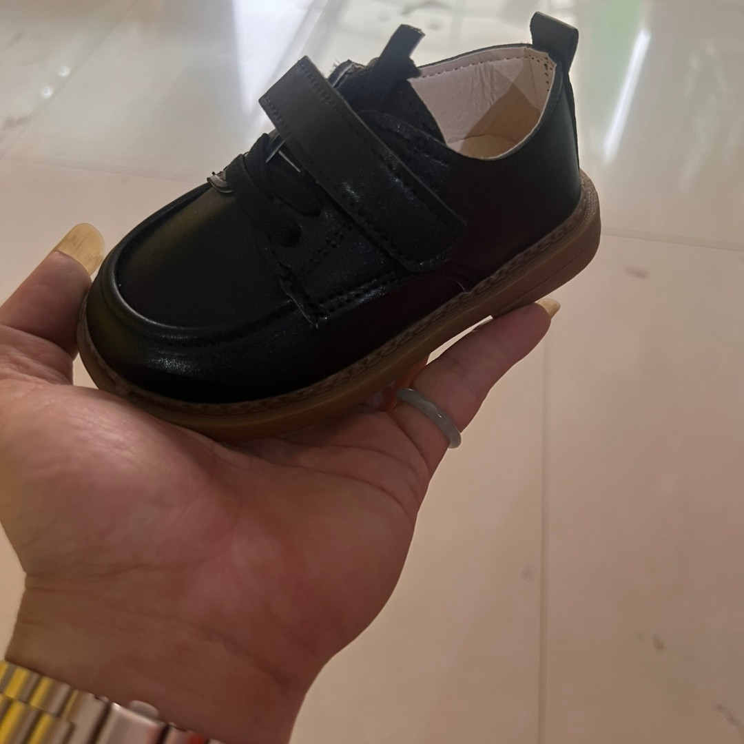 Zapatos de bebé primavera y otoño 2025 zapatos de cuero pequeños para hombres y niños, zapatos de bebé para bebés, zapatos para niños de suela blanda para niños, zapatos para niñas, cabello