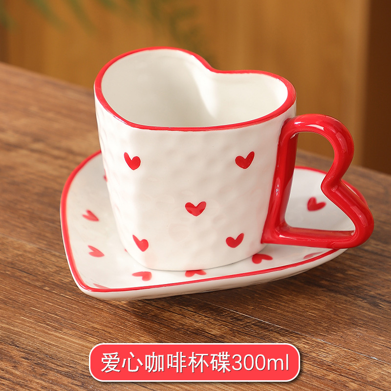 Taza de café hecha a mano con un set de té de la tarde creativo de alto valor facial pareja nicho sensación de atmósfera pintada a mano