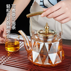 囲炉裏でお茶を煮ます。家庭用の高温に耐えてティーポットを焼きます。