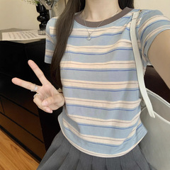 ストライプの色の正肩のしわの半袖のtシャツの女性の夏の2025新型の修身のデザイン感の学生の上着のins潮