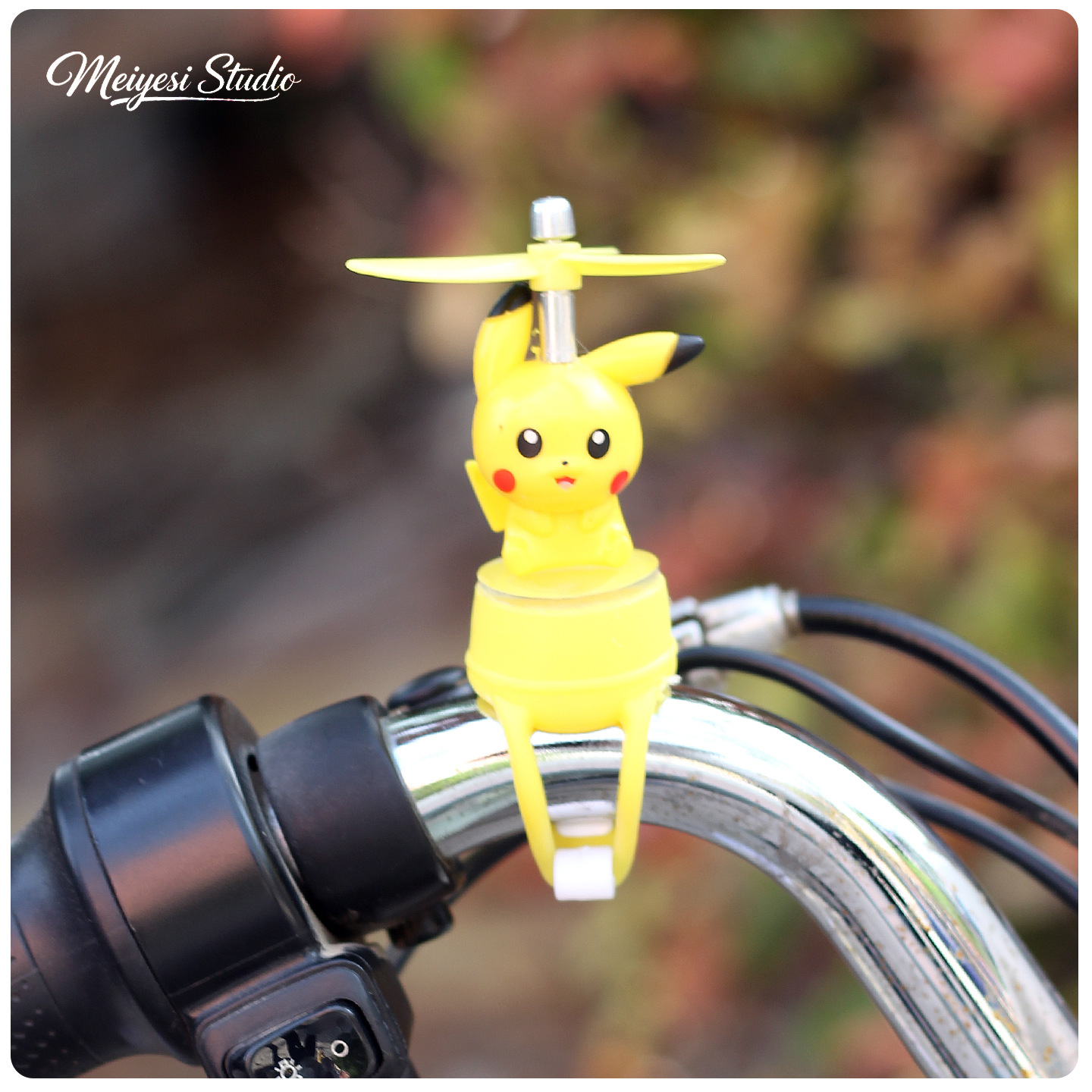 Cute molino de viento bicicleta coche de batería decoración accesorios para automóviles eléctricos muñecas de motocicleta muñecas decoración colgante