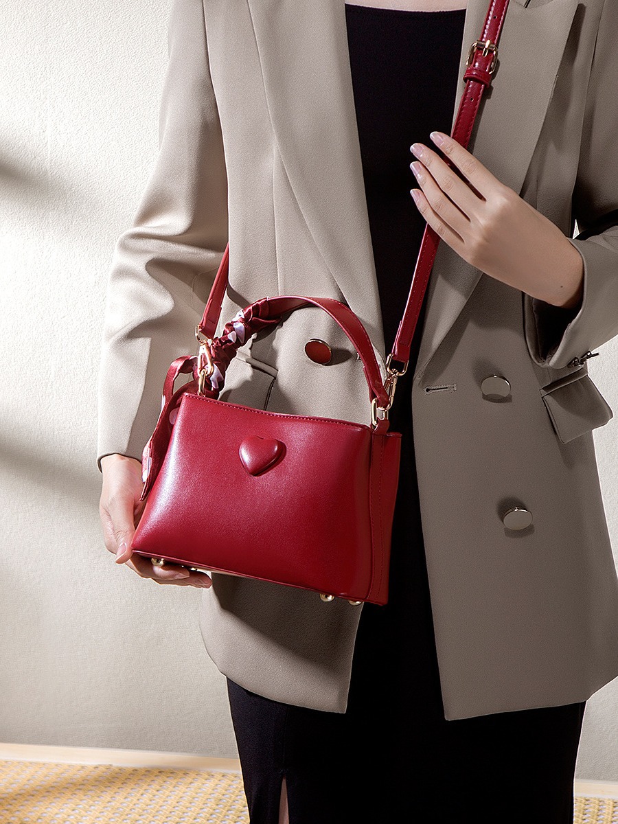 Bolso de boda de novia rojo portátil de nicho para mujer 2025 nuevo bolso de hombro de mensajero de viaje de amor de alta gama