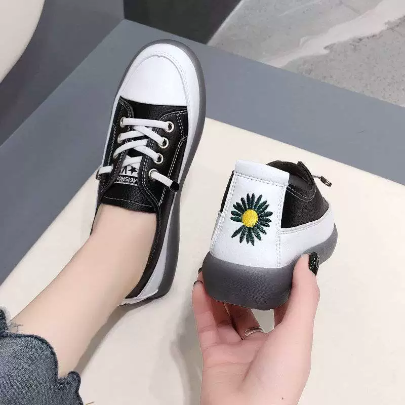 Новые дышащие студенческие белые туфли из натуральной мягкой кожи, женские повседневные туфли без шнуровки на плоской подошве в корейском стиле, модные женские туфли с маленькими ромашками