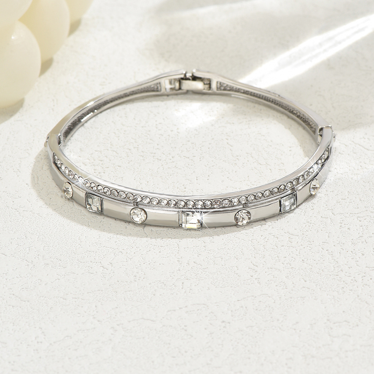 Nuevo brazalete de amor transfronterizo de mujer alta sensación de pequeña pulsera de diamante exquisita hueco cuadrado joyas de lujo ligeras al por mayor image 6