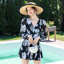 连体泳衣;比基尼;泳帽