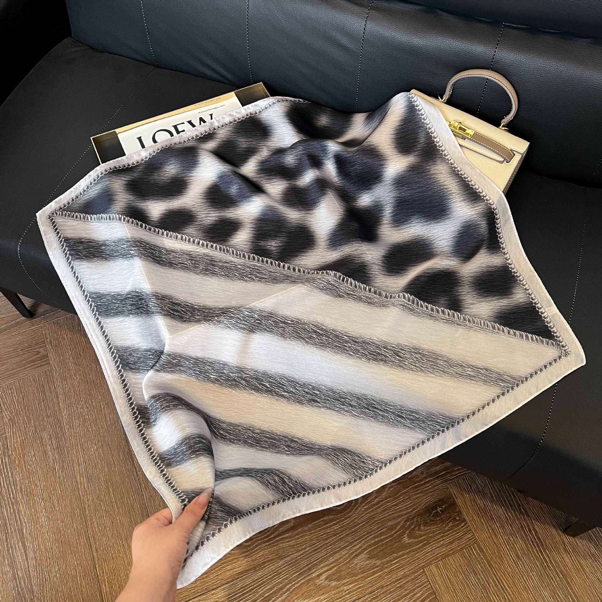 Transfronterizos nuevos bufandas de seda azul de alto nivel de seda cuadrada de simulación bufandas de moda de decoración de moda de combinación bolsa correa de pelo bufandas profesionales