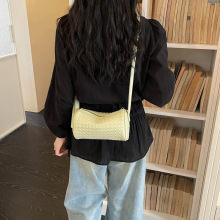 夏天高级感通勤手机斜挎小包包女2026新款美拉德风单肩编织枕头包