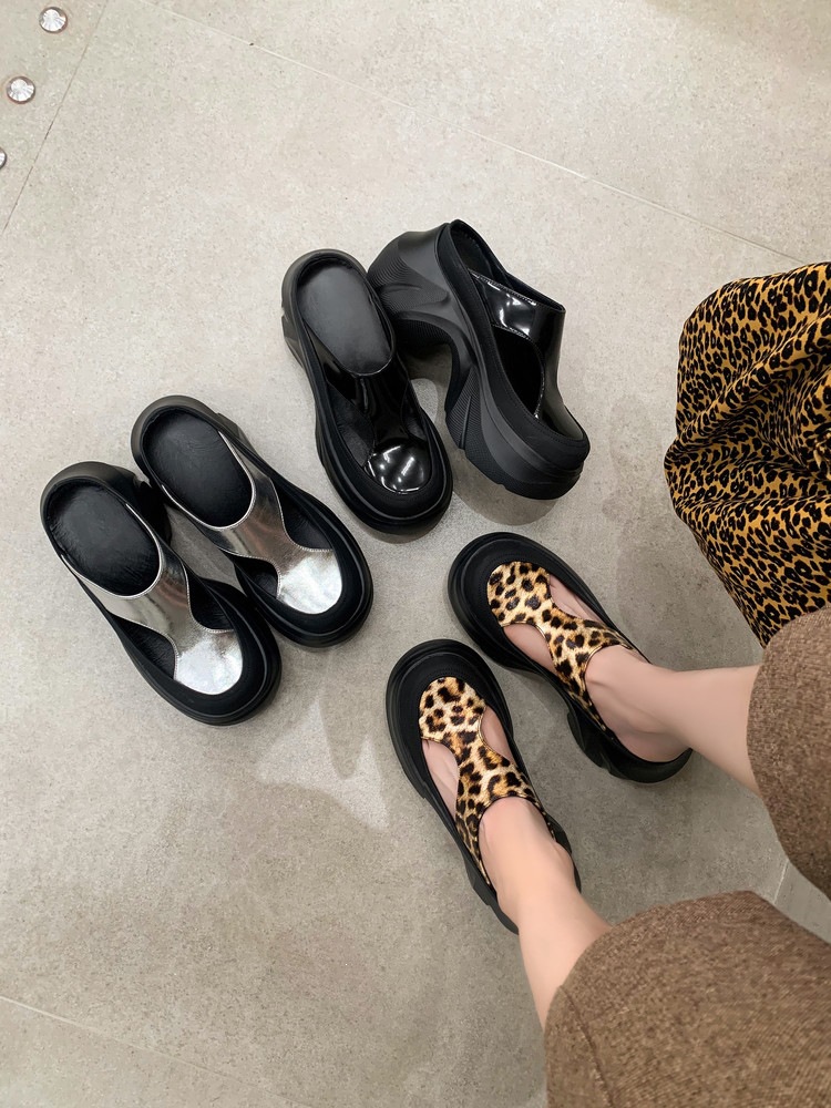 Dép sandal nữ da thật họa tiết da báo đế xuồng cao gót 9 cm — Trang chủ, màu đen, bạc chi tiết 13