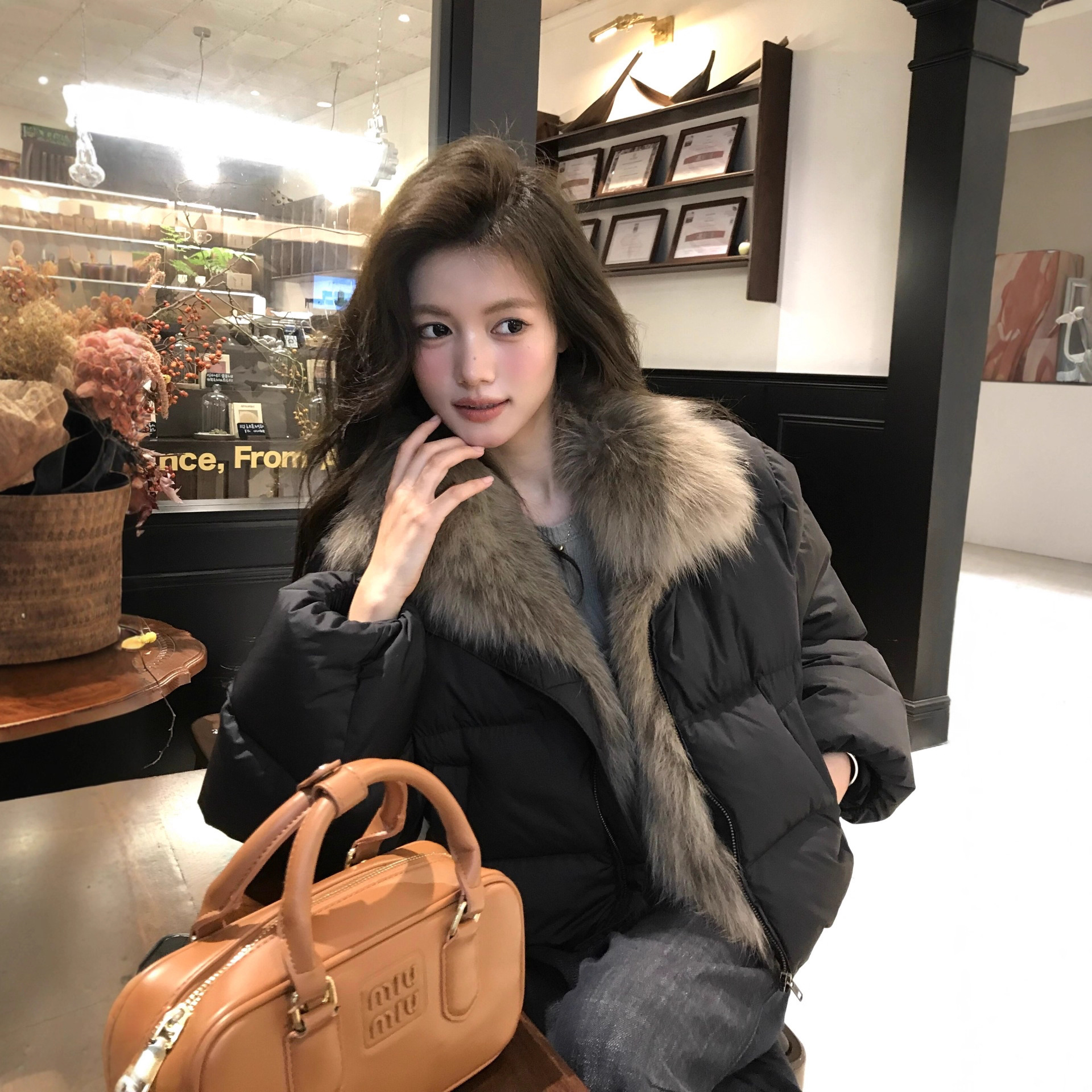큰 모피 칼라가 있는 새로운 겨울 짧은 다운 재킷, 작은 사람들을 위한 느슨하고 두꺼운 한국식 따뜻한 빵 재킷, 트렌디함