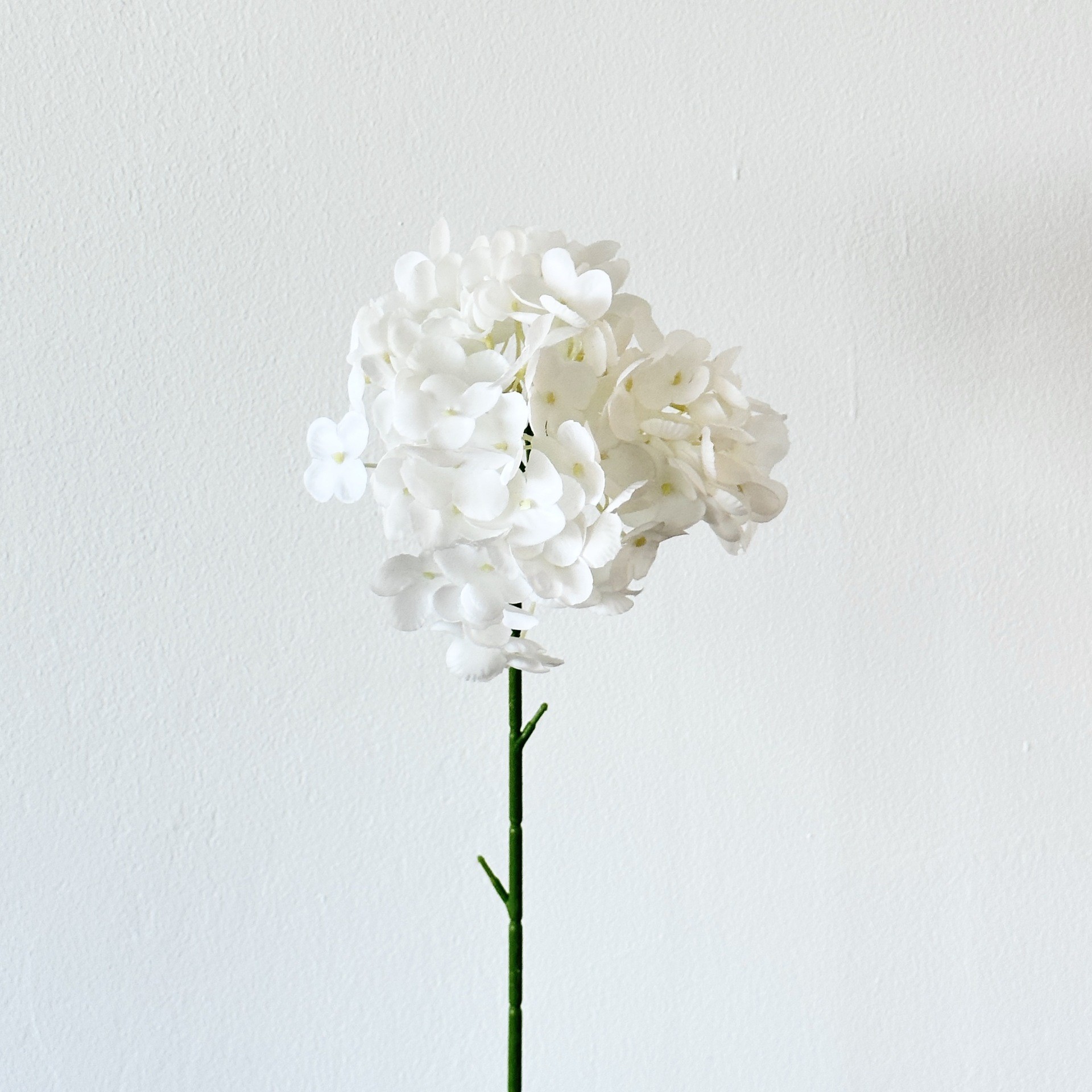 Flores falsas blancas Flores artificiales Flores para bodas Auditorio de bodas Decoración del hotel Techo artificial Flores artificiales Flores falsas