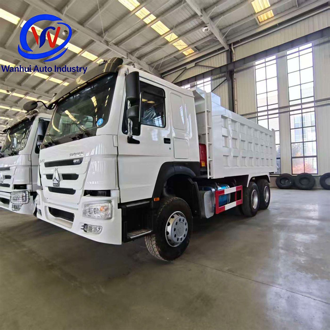 Cross-border HOWO dump truck with right and left-hand drive cabs, 371-375 horsepower long-distance logistics tractor