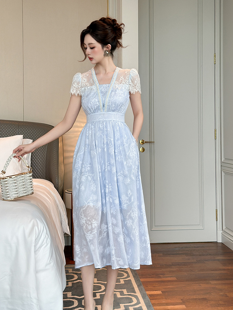 Váy liền nữ cổ chữ V thắt eo phối ren in họa tiết xanh — trời xanh