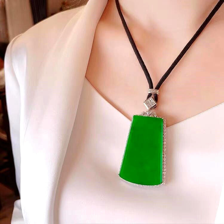 Mặt dây chuyền ngọc lục bảo Miến Điện tự nhiên hình chữ nhật viền vàng