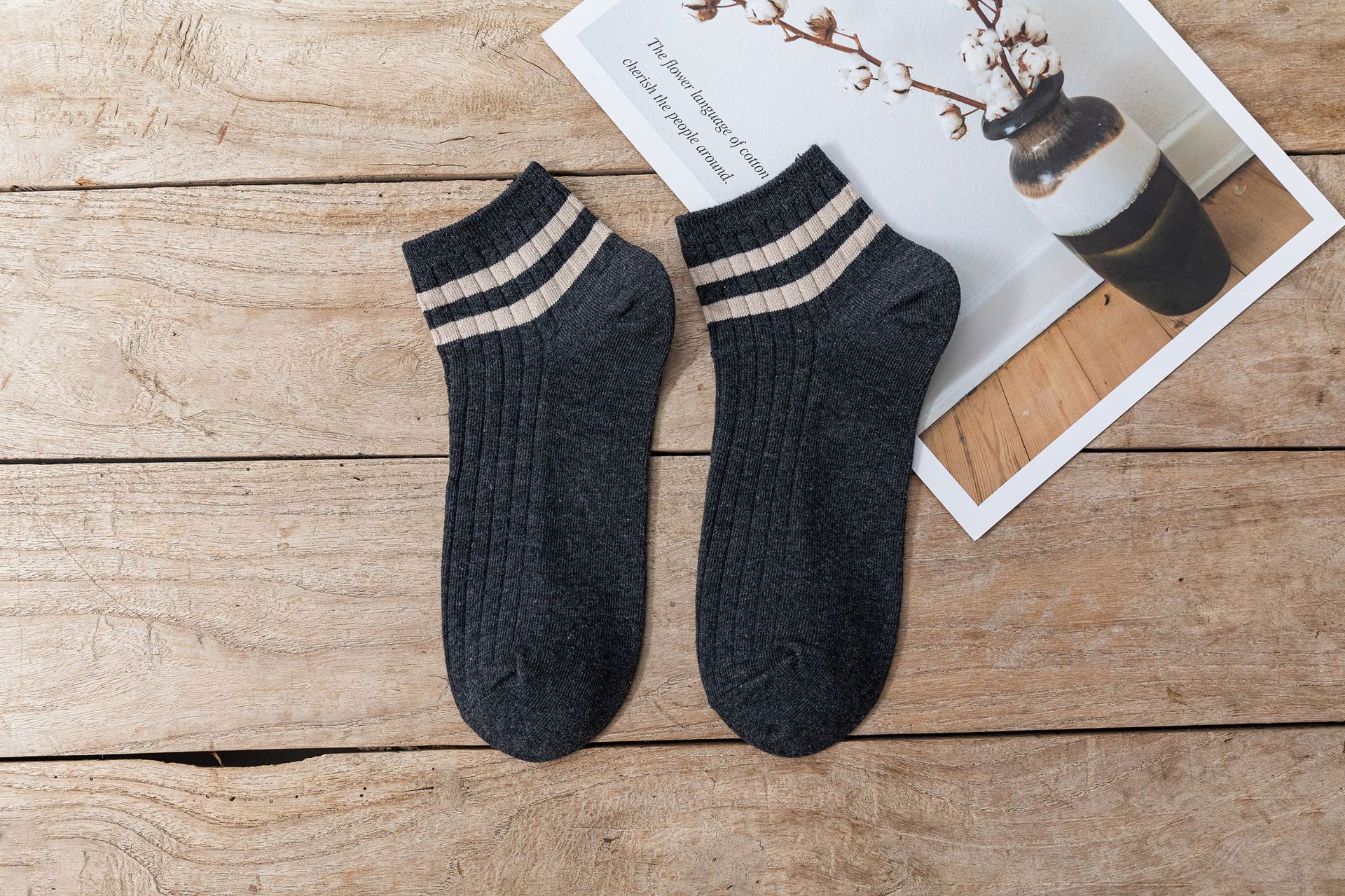 靴下の男性の四季型の平行棒の学院の運動風のinsの潮は簡単に日本の浅い口の低い船の靴下を組み合わせます。