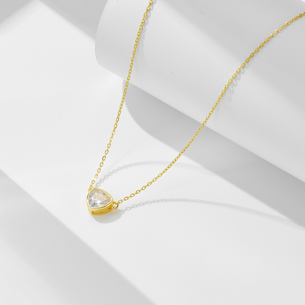 S925 plata de ley triángulo geométrico circón colgante collar mujer Europa y América lujo ligero nicho simple cadena de clavícula de un solo diamante