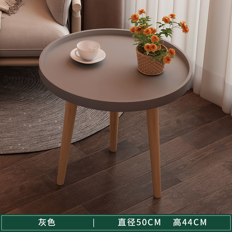 Mini dormitorio de estilo pequeño, cabecera de cama, mesa redonda, balcón, sofá, algunos hogares, simple sala de estar, mesa de té