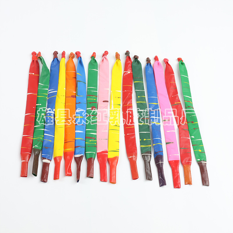 Los globos de cohetes largos volarán en el cielo, llamando juguetes de niños, globos de látex gruesos, globos de tiras largas que sonarán en la cabina.