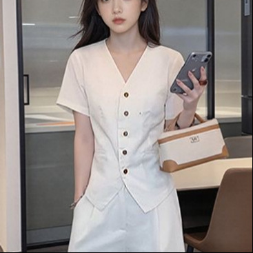 미색 반소매 조끼