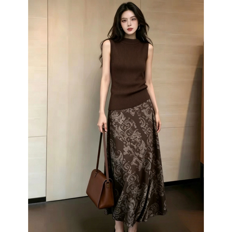 Designed Sleeveless Knit Top and Printed Skirt Two-Piece Set for Women, 2026 Summer New Style, High-End Slimming Outfit