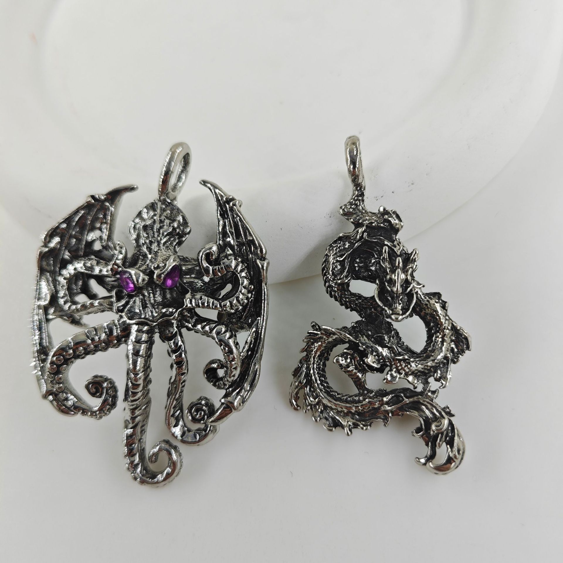 fashionable retro universal pendant