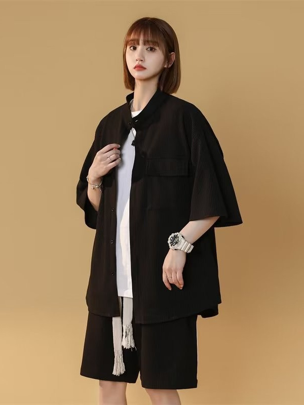 2024 nueva moda estilo de Hong Kong traje de caída de seda de hielo de alta calidad pantalones cortos de camisa de manga corta para hombre estilo de tendencia de control de conjunto para hombre