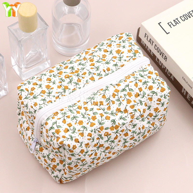 Kleine, frische Reise-Kulturtasche mit Blumenmuster, gesteppte, flauschige Kosmetik-Aufbewahrungstasche mit Reißverschluss für Hautpflegeprodukte für Damen_voghion.com