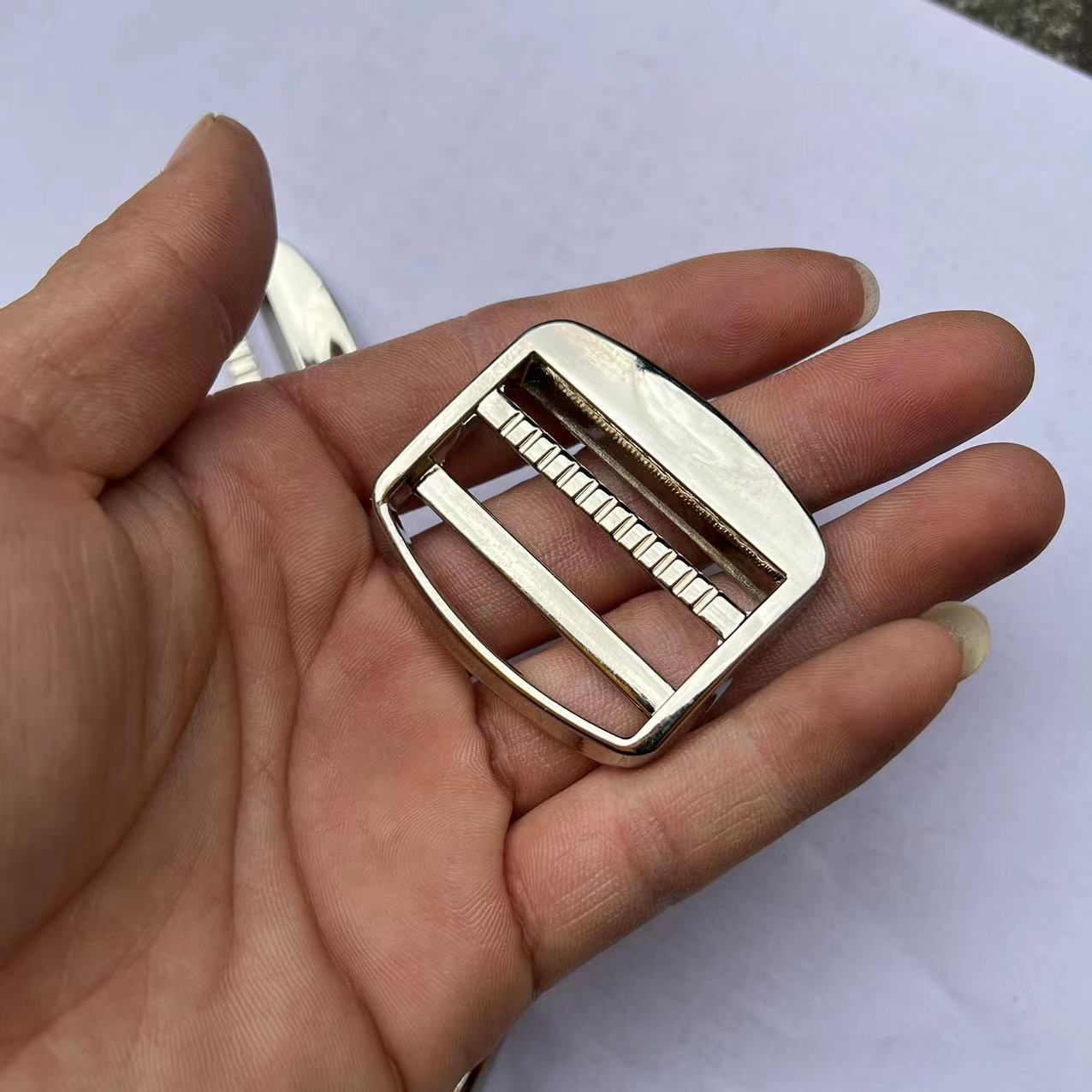 En stock accesorios de hardware de equipaje al por mayor bolsa de libros de aleación de zinc hebilla de malla metálica hebilla de escalera ajustable Aleación de tres bloques image 20