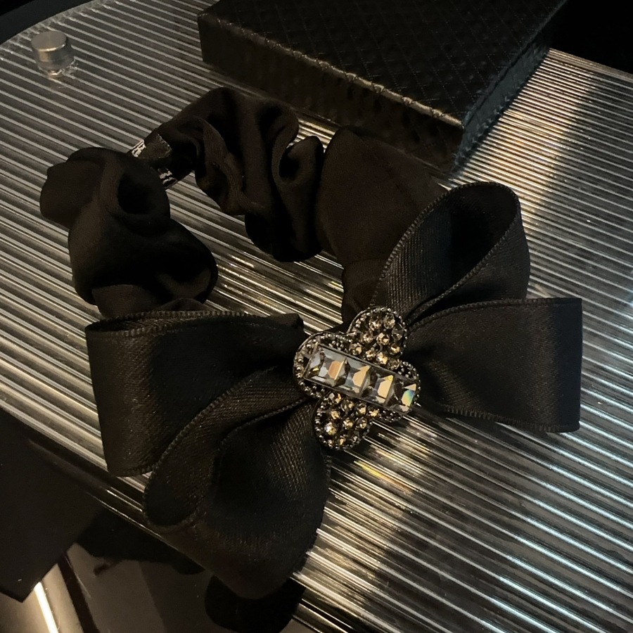 Black elastic hairgrip with bow
