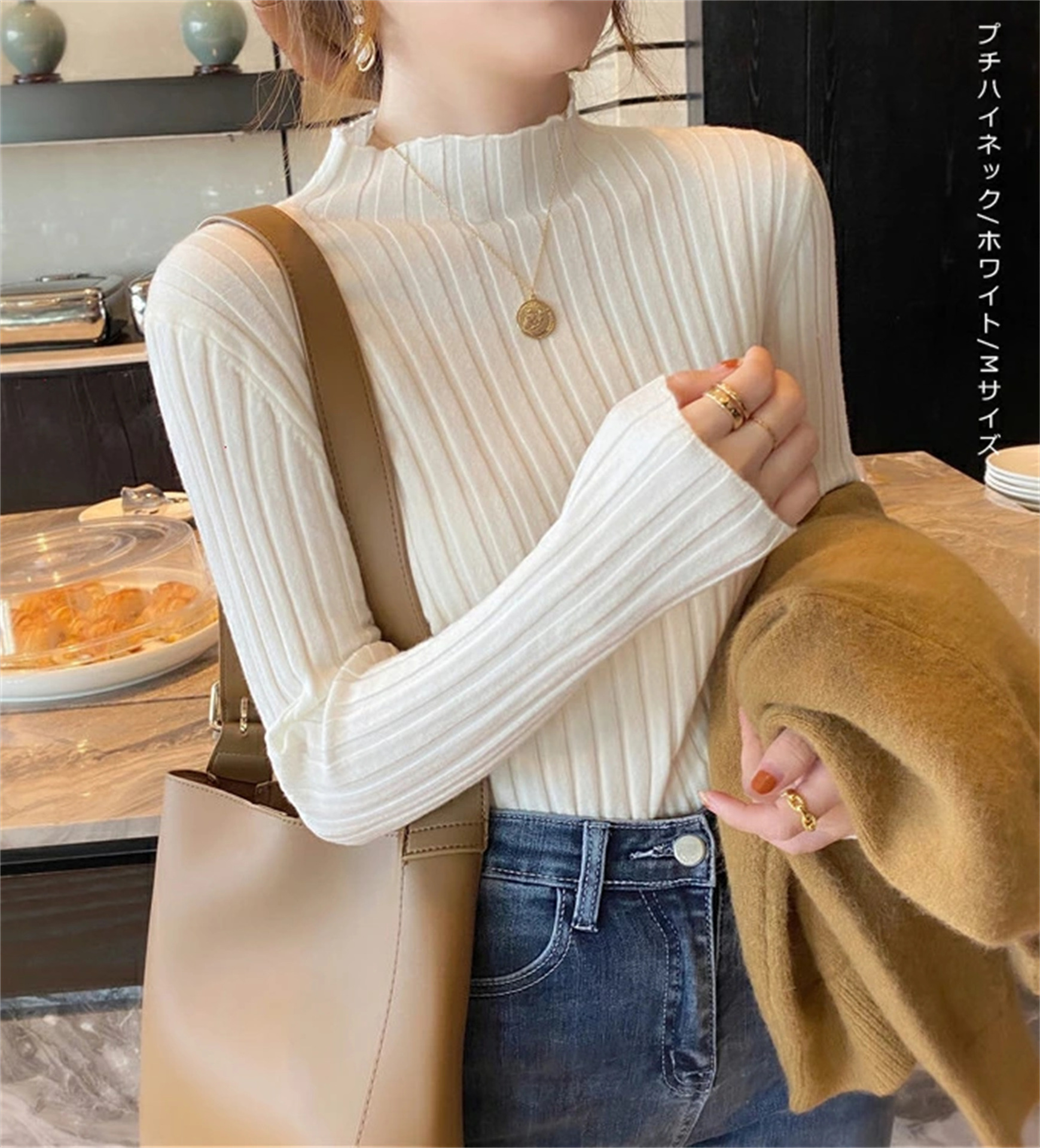 日本式のレースの半高襟のセーターの底のシャツの女性の秋冬の修身の中に白い上着を掛けます。