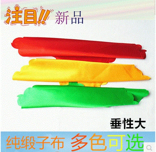 Выступление Тайцзи и меча Багуа, меча для боевых искусств, халата, квадратного шарфа, кинжала с уткой-мандарином, девятисекционного кнута, красочного метеорного молота и красочной ткани.