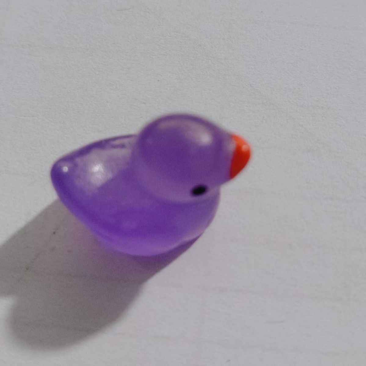 Mini patito luminoso Adornos de animales pequeños de colores para niños Diy Colgante de resina Llavero de recuerdo hecho a mano