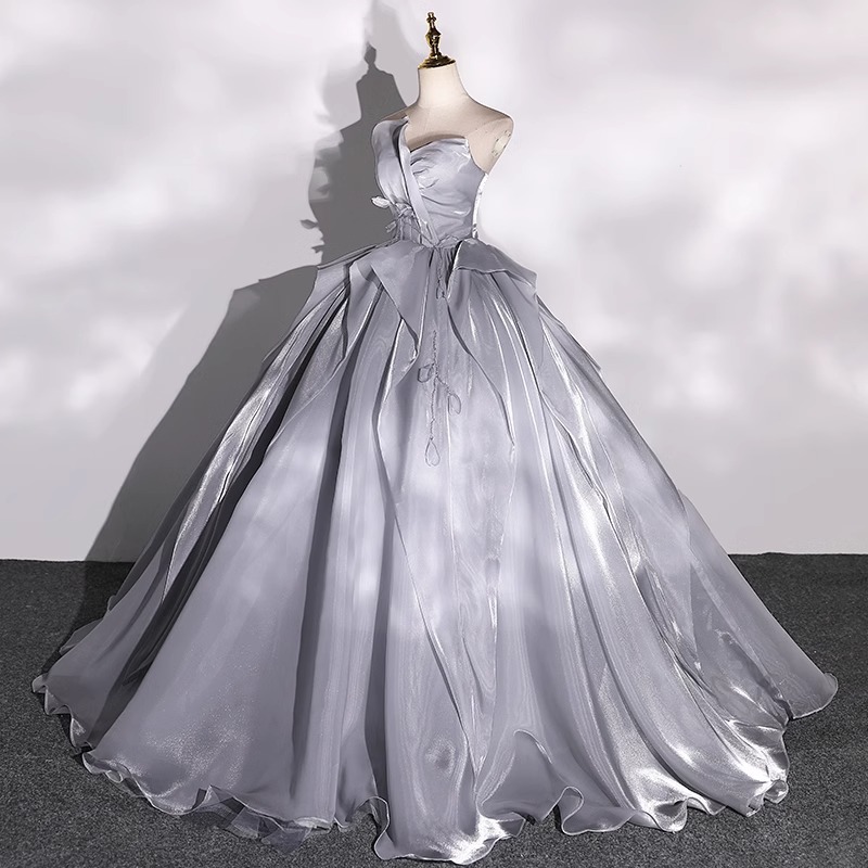 Fiesta anual de banquetes de diseño de lujo de temperamento de alta gama interpretación de piano de temperamento de alta gama anfitrión prueba de arte vestido de noche