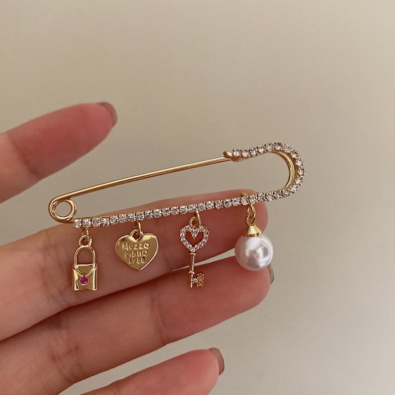 Fashionable Pearl Brooch Pin for Women, Simple and Luxurious, Used to Fix Clothes, Niche Design, Key Lock Pendant, Corsage Trend