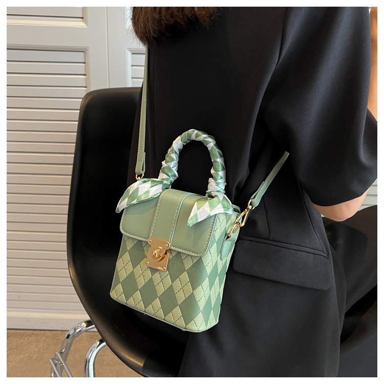 Mujeres Moda Estilo Clásico Color Sólido Superficie Suave Cuadrado Hebilla Bolsa De Hombro Bolso Bolso Cuadrado Cuero Sintético Bolsos De Hombro display picture 1