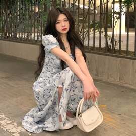 法式蓝色碎花侧开叉连衣裙方领甜辣温柔风奶甜茶歇桔梗长裙子高腰