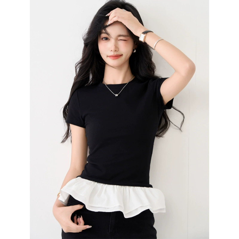 Отправлена ​​поддельная женская футболка из двух частей с пышным кружевом и круглым вырезом, тонким дизайном и топом с короткими рукавами на правом плече.