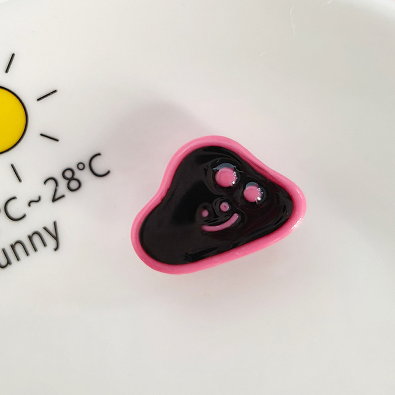 빨간색과 검은색 구름 (2cm*2.7cm)