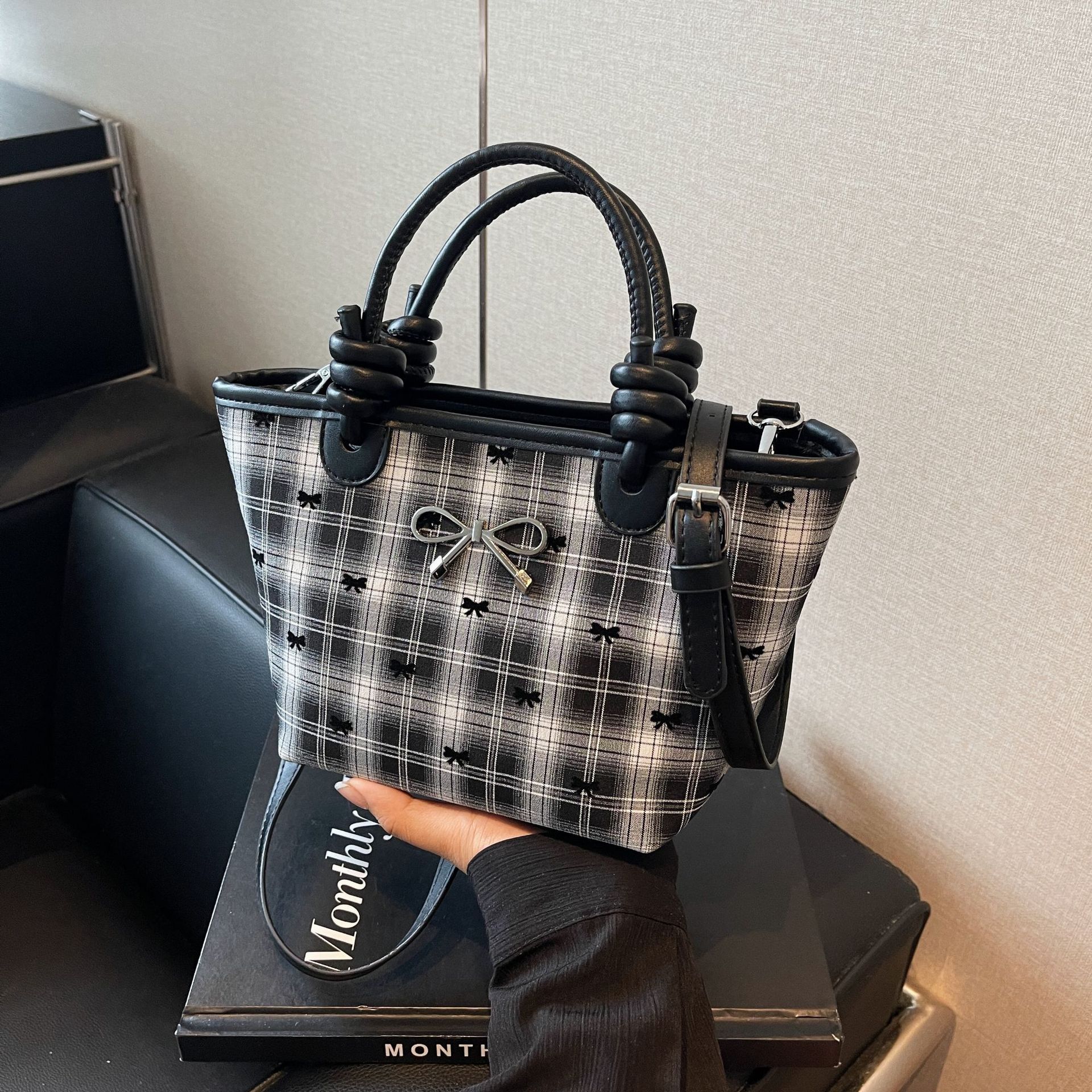 New crossbody 2024 new fashionable butterfly decoration handbag for going out to work trend single shoulder small square_voghion.com