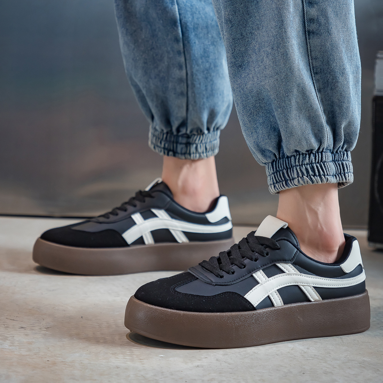 Hombres y mujeres, zapatos retrógrados americanos pequeños zapatos blancos negros para hombres, zapatos de suela gruesa, zapatos deportivos de otoño versátiles F8861