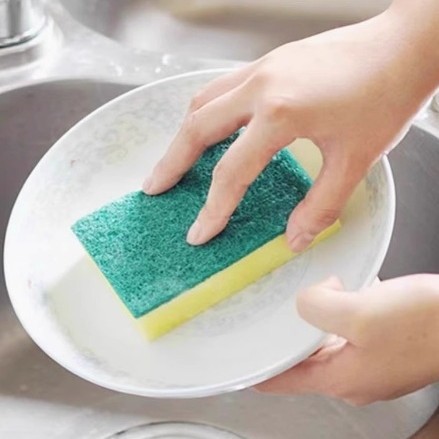 食器を洗うスポンジの台所はスポンジをきれいにしてスポンジの塊の家庭用の百の清潔な布を拭きます。|undefined
