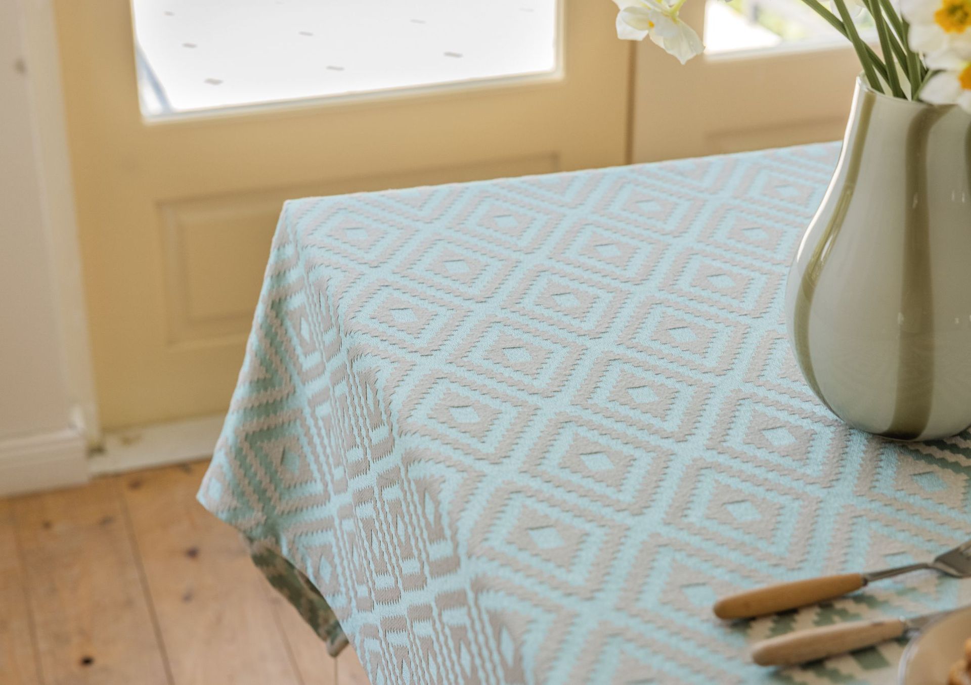 绿色小菱形 四个白流苏