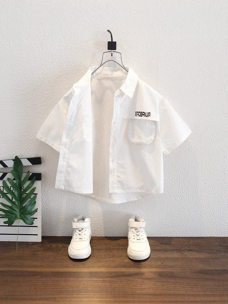 8024 camisa blanca de manga corta para niños verano 2025 nuevo estilo chico guapo y moderno vestido de verano para niños guapo top guapo