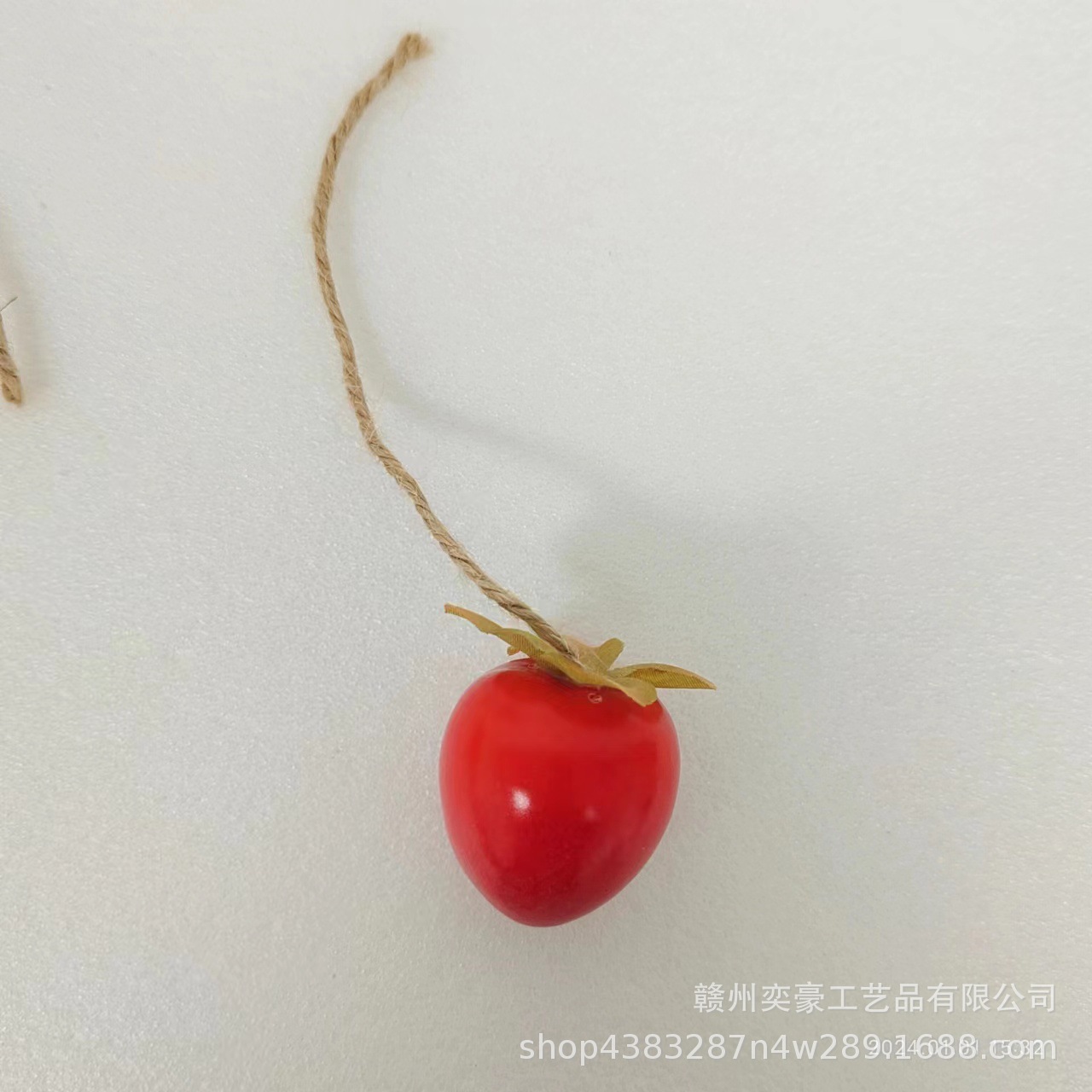 밧줄로 작은 빨간 뾰족한 감 하나