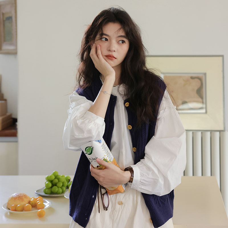 2024 Autumn and Winter New Artistic Fresh White Sleeve Lace Overlapped Round Neck Lantern Long Sleeve Shirt Top Women