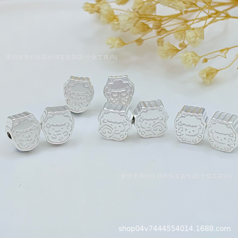 999 pure silver cartoon-style simple drawing of a little sheep, used as a charm bead or spacer bead for handmade DIY braided bracelets, pure silver sheep zodiac accessory