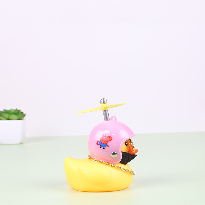 Broken Wind Duck Decoración de coche Adornos Red de coche con casco Tik Duck Little Yellow Duck Car Turbo Duck