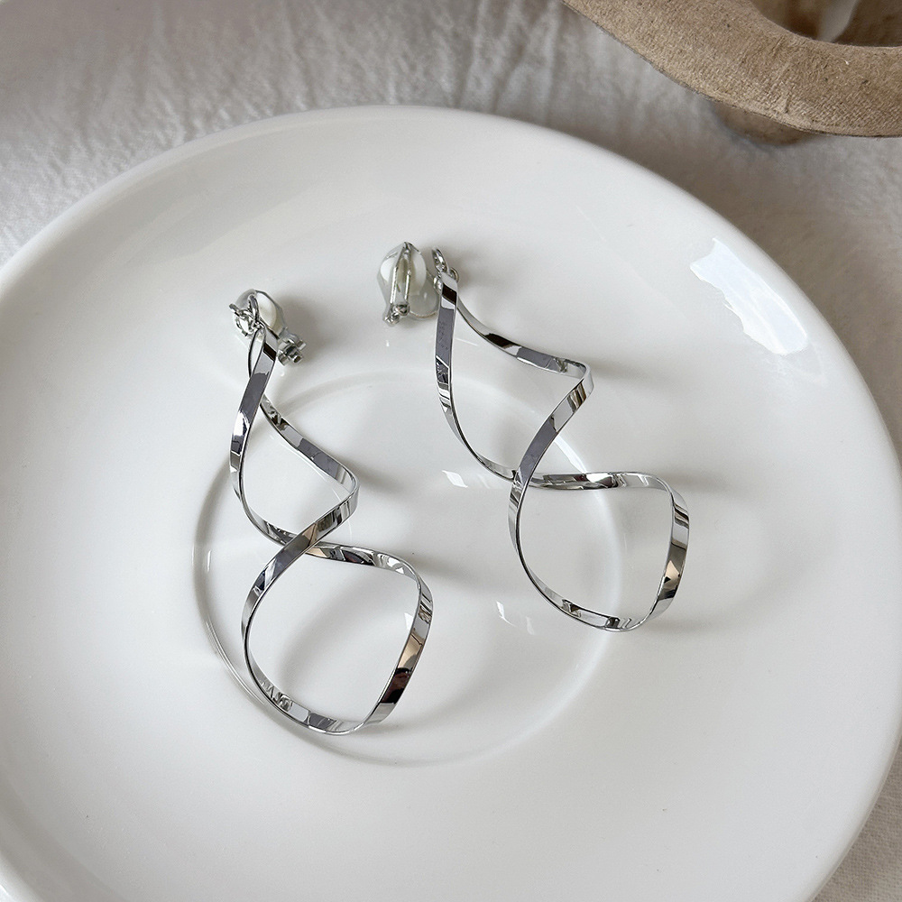 Versión coreana del temperamento de camelia, sin orejas perforadas, pinza para la oreja, flor de perla, tablero de ajedrez, pinza para la oreja triangular con diamantes, pendientes de nicho para mujeres