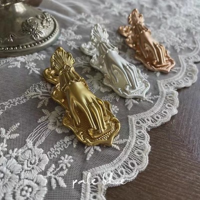 Женская рука Ретро-зажим для справочника Папка для файлов в форме руки Женская рука Разноцветные металлические позолоченные рукава Позирует фото