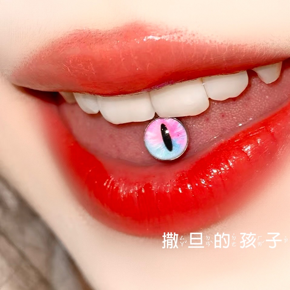 16G labret stud size and finish detail
