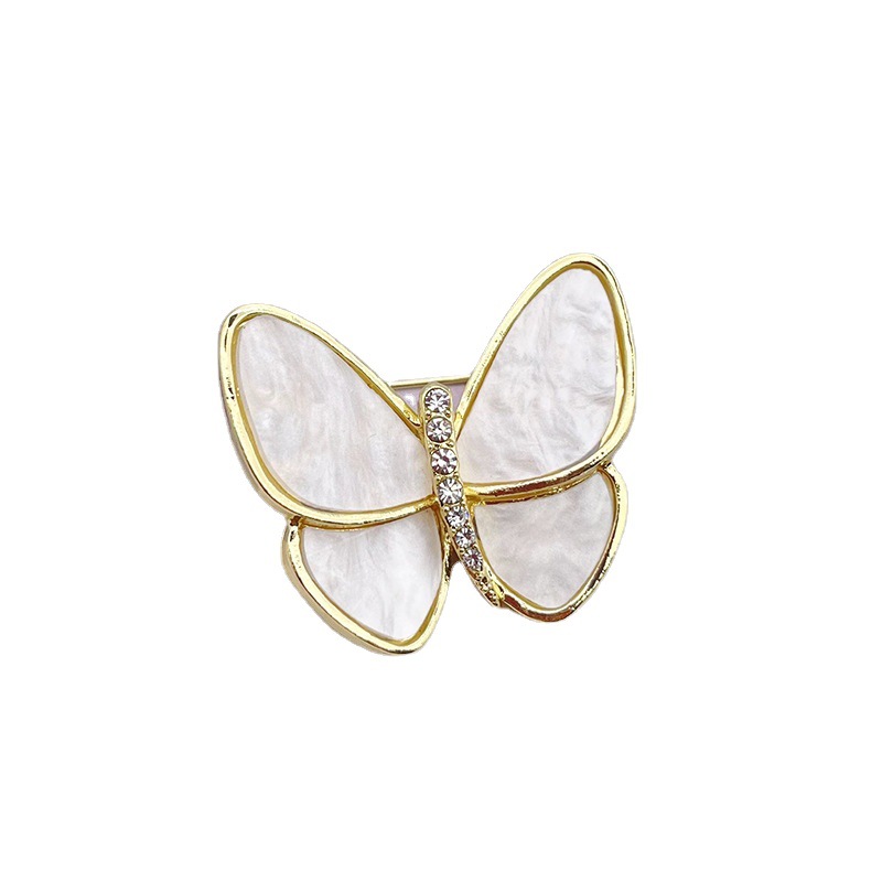 Fashionable brooch pearl